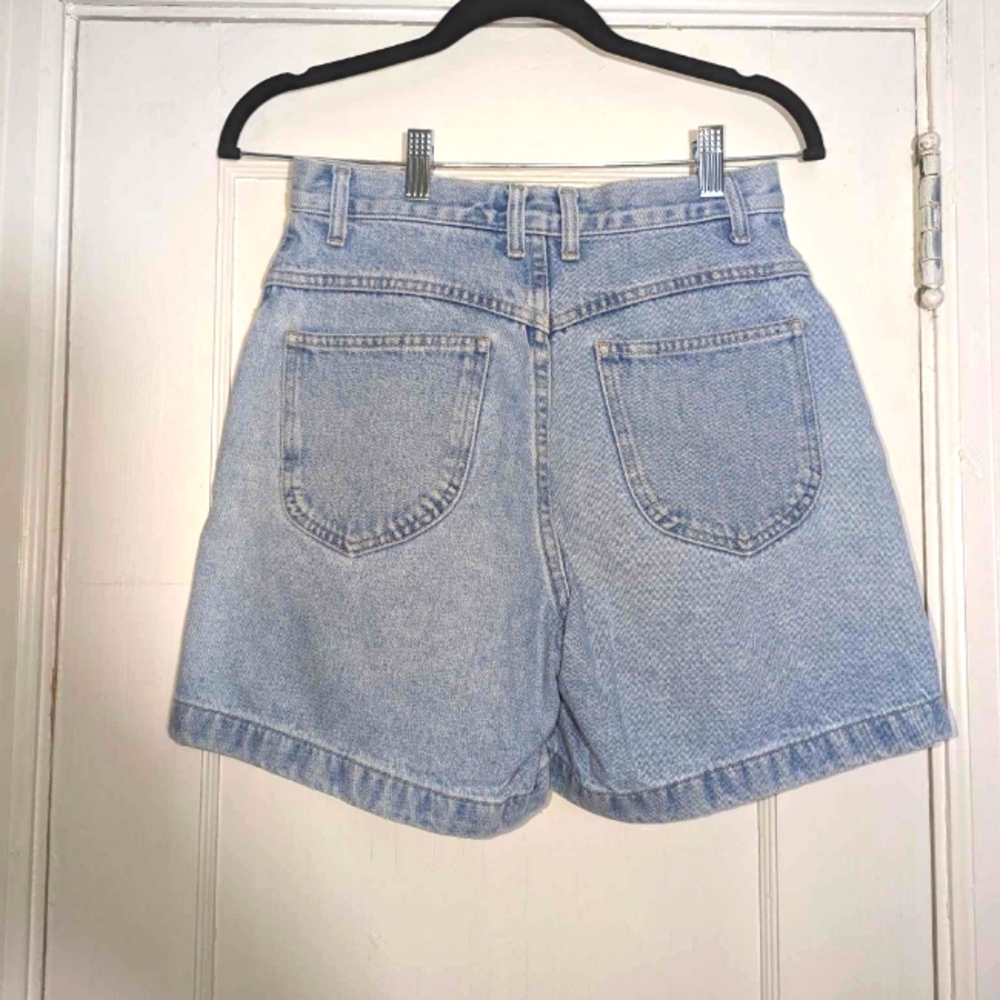 Vintage lightwash high-waisted denim shorts